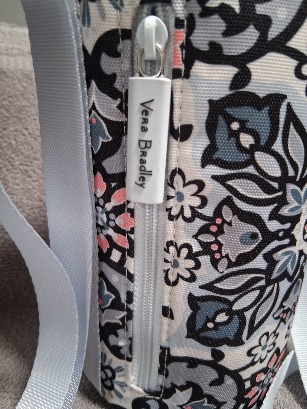 Vera Bradley Silver Gray Floral Tile Crossbody Bottle Bag Insulated New - Picture 5 of 9